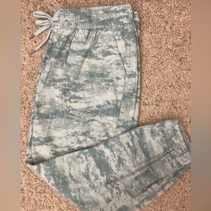 Athleta NWOT camo joggers w/5 pockets, elastic drawstring waist perfect